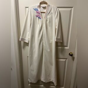 Vintage Vanity Fair‎ Plush Housecoat With Satin Appliqués. Size Medium Petite